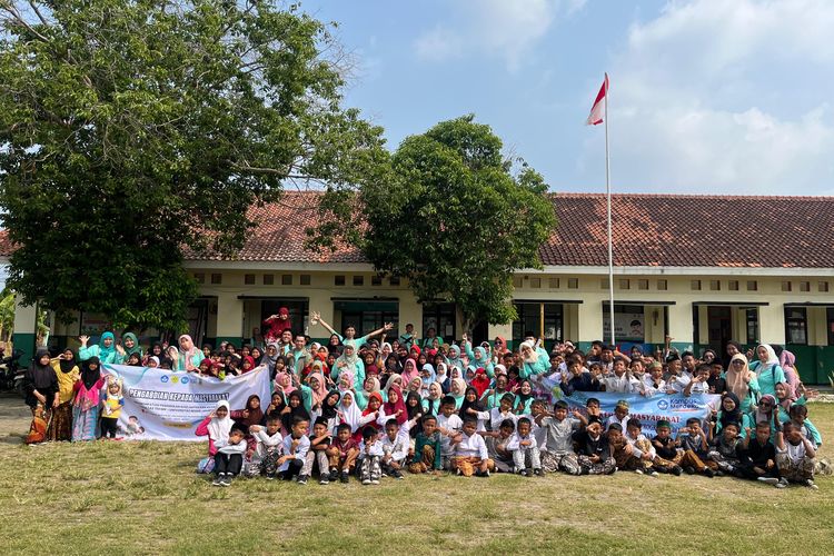 Tim Dosen dan Mahasiswa FT UNJ Buat Pojok Baca di SD